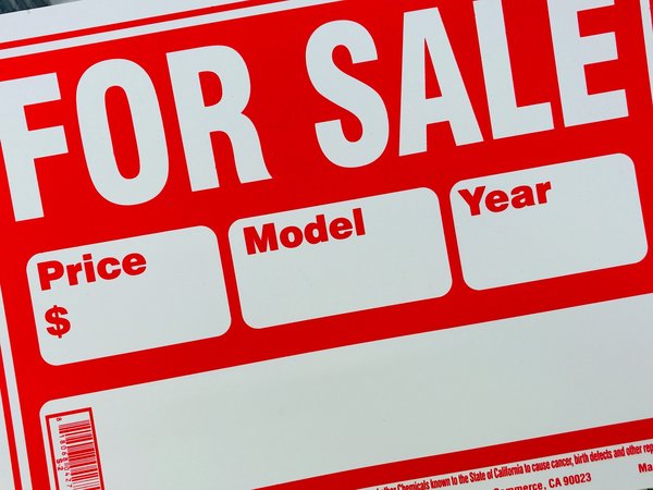 Panneaux en carton pour soldes : économisez et attirez vos clients !